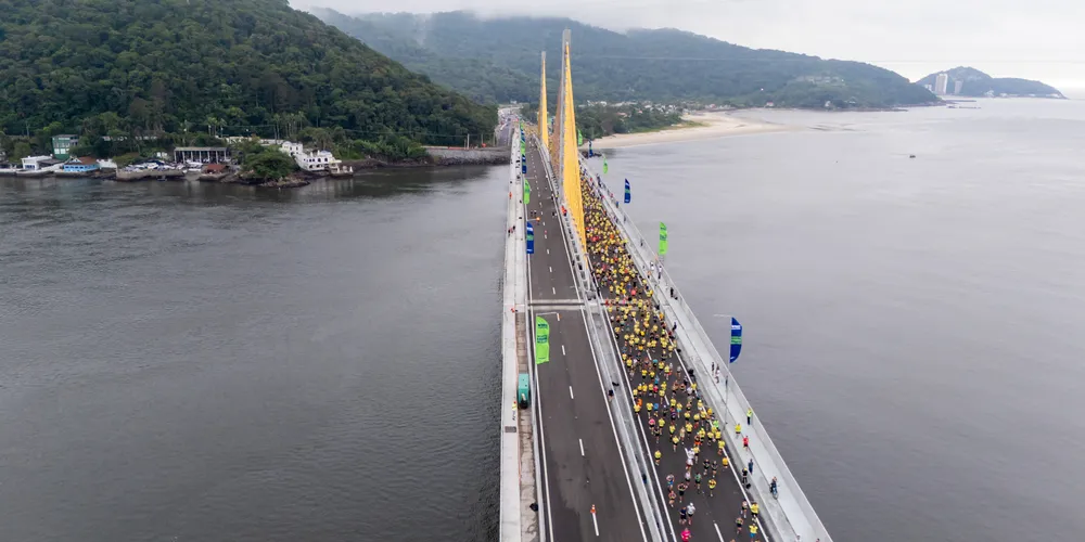 Atletas cruzam a Ponte de Guaratuba na primeira Maratona Internacional do Paraná