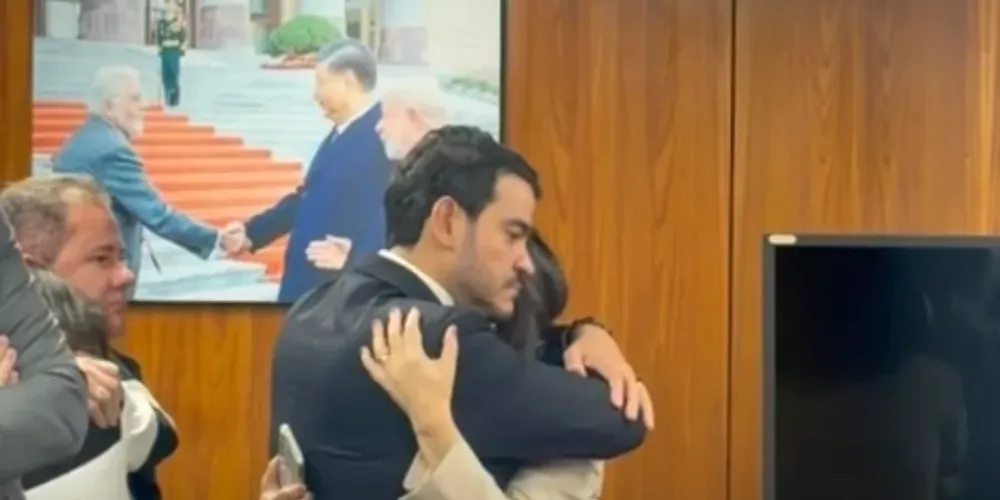 Vídeo mostra o momento em que Messias abraça sua esposa na sala da liderança do governo
