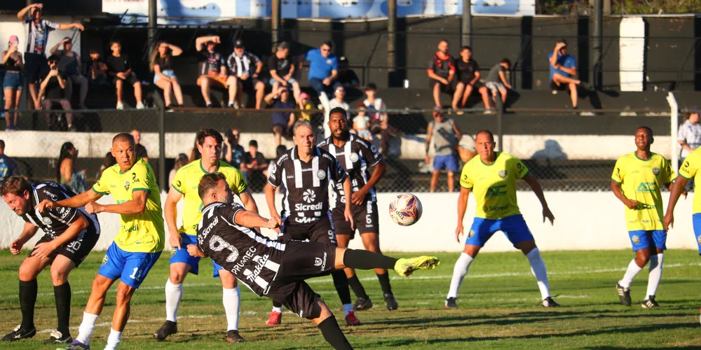Seleção Master do Brasil enfrentou ex-jogadores do Operário Ferroviário
