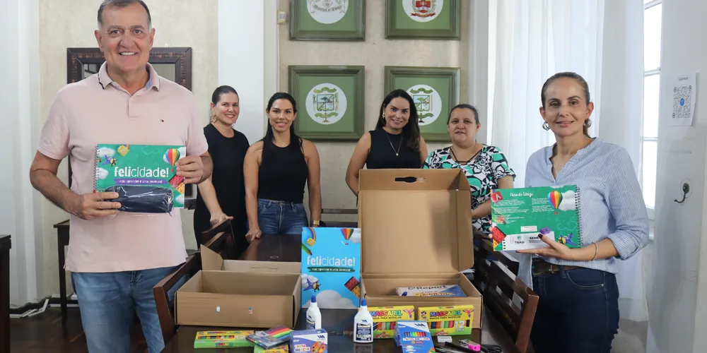 O prefeito Rildo Leonardi e a secretária de educação Ana Cláudia Pinheiro da Costa realizaram a entrega destes materias