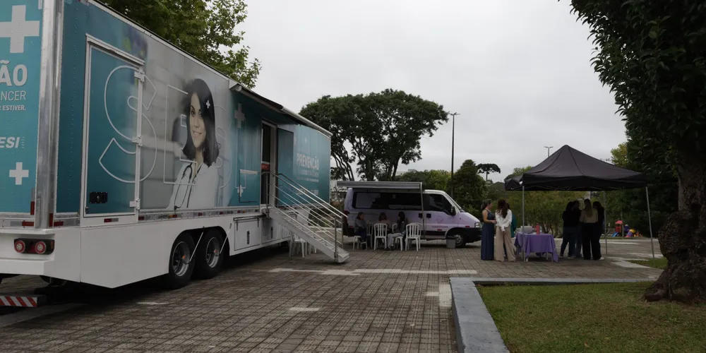 A estrutura está instalada na Praça Cândido Xavier, em frente ao Paço Municipal