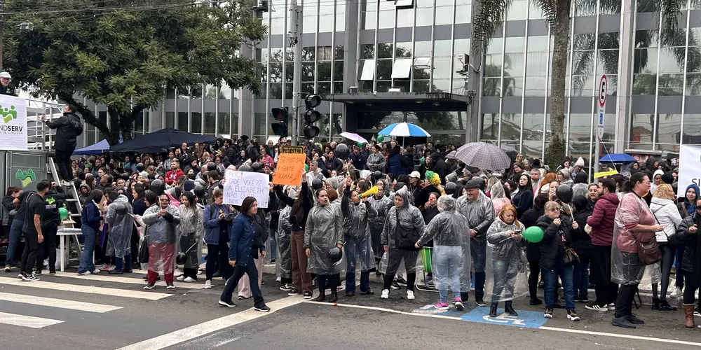 O ato reúne servidores com cartazes, apitos e narizes de palhaço