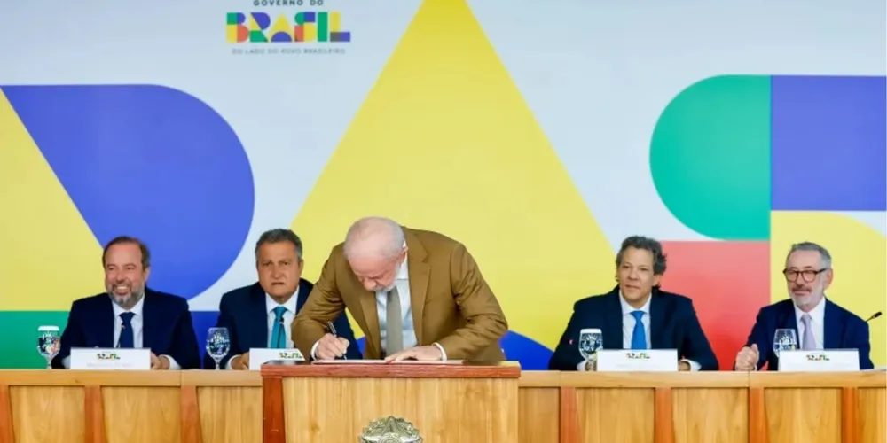 Presidente assina e apresenta medidas do governo para reduzir o preço do diesel em evento no Palácio do Planalto