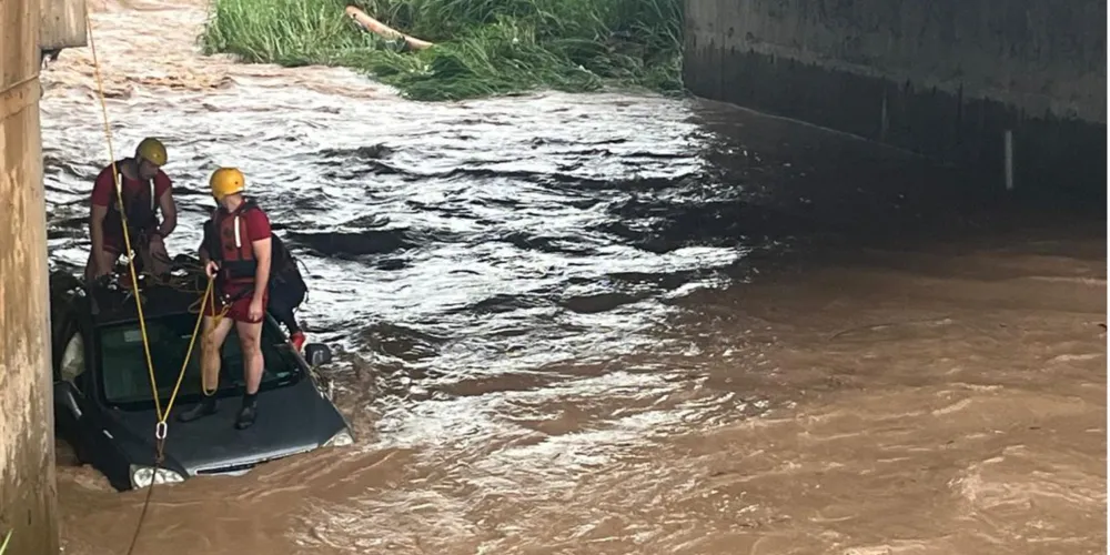 Defesa Civil de SP informou que a vítima perdeu o controle do automóvel em razão da enxurrada