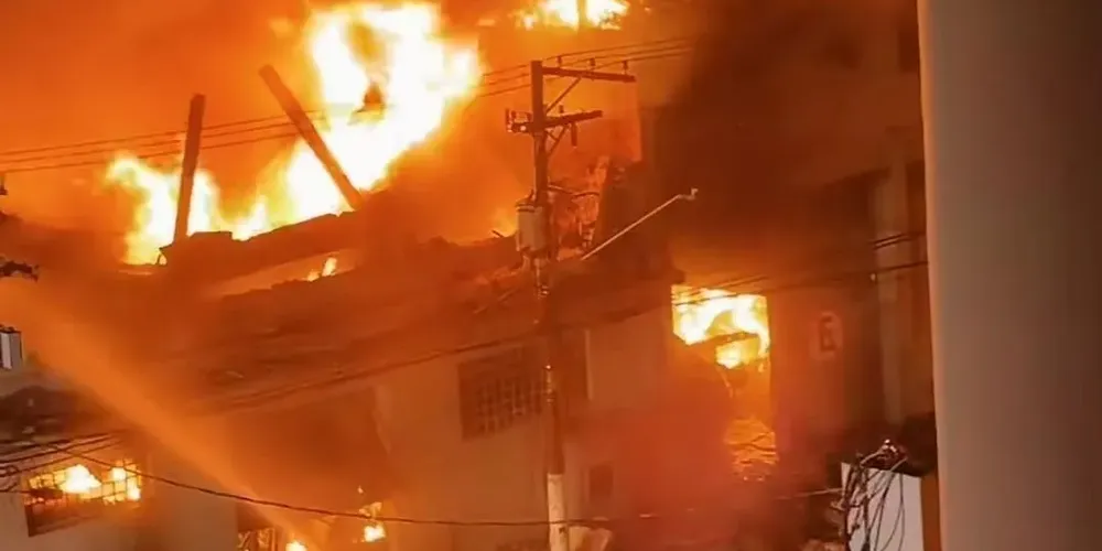 No pico da ocorrência, cerca de 22 viaturas e 59 bombeiros atuavam no combate ao fogo