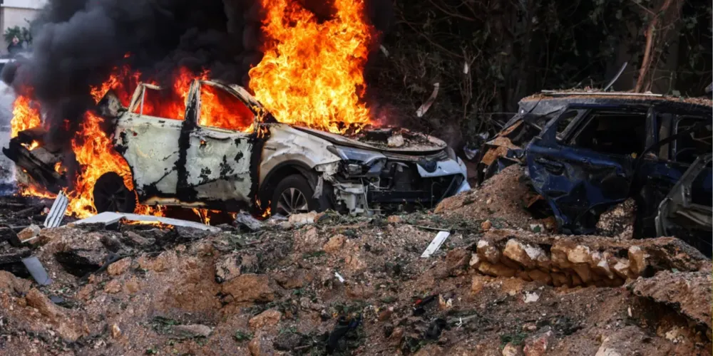 Carros incendiados em Tel Aviv após mísseis iranianos