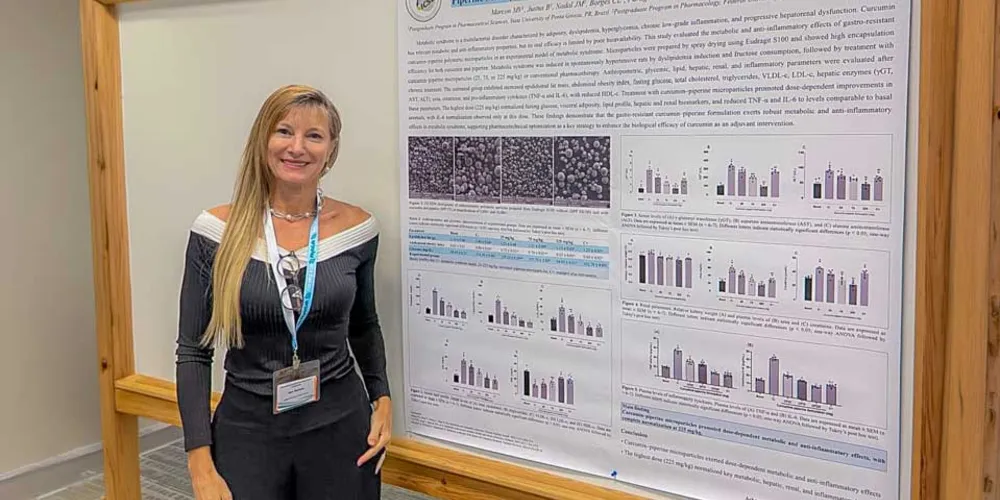 A professora apresentou quatro trabalhos em formato de pôster, vinculados às pesquisas desenvolvidas por pós-graduandos e professores dos Programas de Pós-Graduação