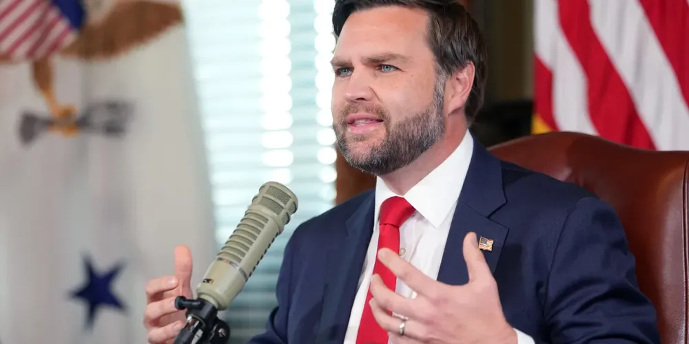 O vice-presidente dos EUA, JD Vance, apresenta um episódio do podcast "The Charlie Kirk Show" após o assassinato do fundador do programa, na Casa Branca, em 15 de setembro de 2025, em Washington, DC
