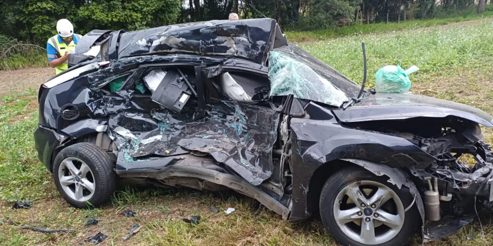 O carro Ford/Focus, do condutor de 23 anos, teve grandes danos em decorrência da colisão