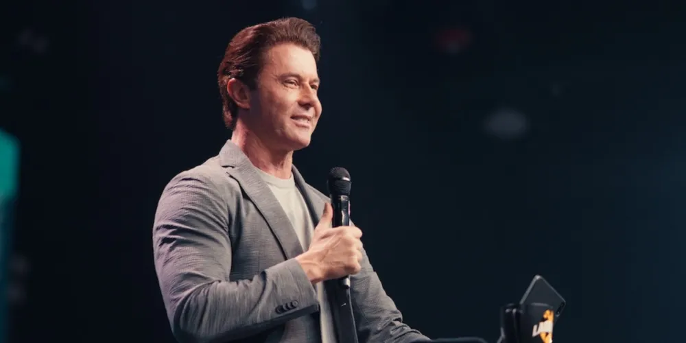 O autor Junior Rostirola, conhecido pelo best-seller Café com Deus Pai, virá a Telêmaco Borba (PR) em maio