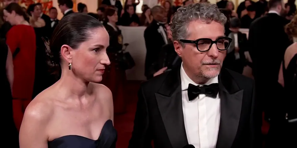 Kleber Mendonça Filho e esposa no tapete vermelho do Oscar 2026