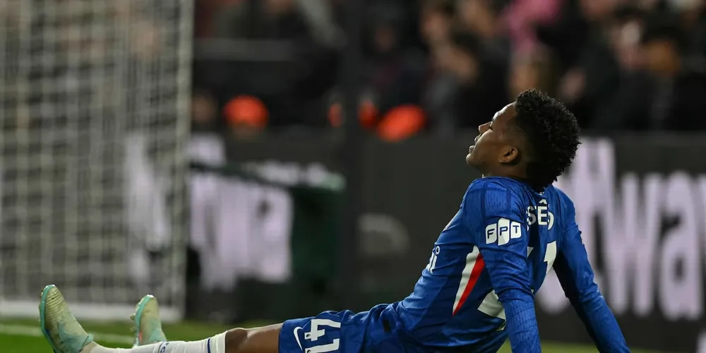 O jovem, de apenas 18 anos, saiu machucado do confronto contra o Manchester United