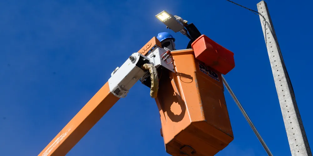 Instalação de iluminação pública de LED no bairro Contorno em Ponta Grossa