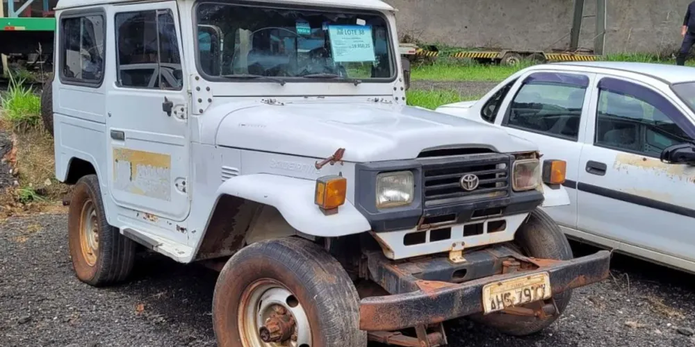 Toyota Bandeirante é um dos carros leiloados no Paraná
