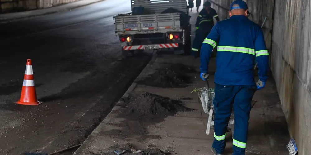 O temporal causou alagamentos em diferentes pontos da cidade e gerou transtornos no trânsito e em residências