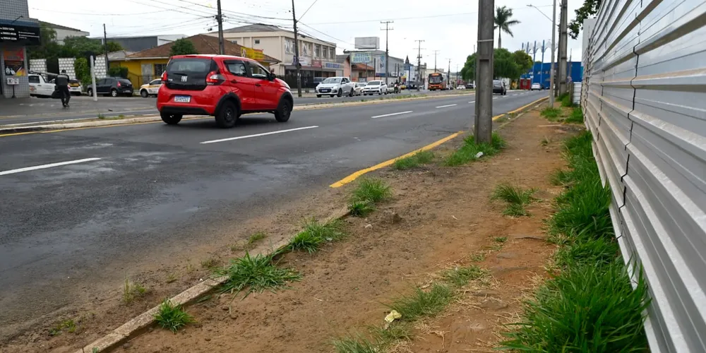 Registro de um local sem calçada em Ponta Grossa