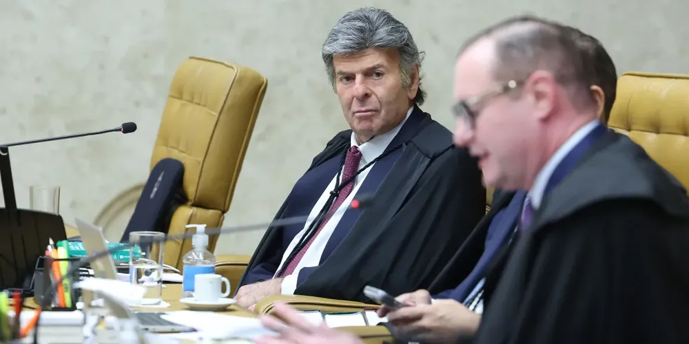 Os ministros Luiz Fux e Cristiano Zanin em sessão plenária do STF
