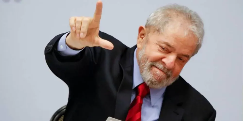 Presidente Lula fazendo o gesto do "L"
