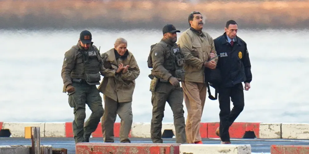 Nicolás Maduro e sua esposa, Cilia Flores, são vistos algemados após pousarem em um heliponto em Manhattan, escoltados por agentes federais armados