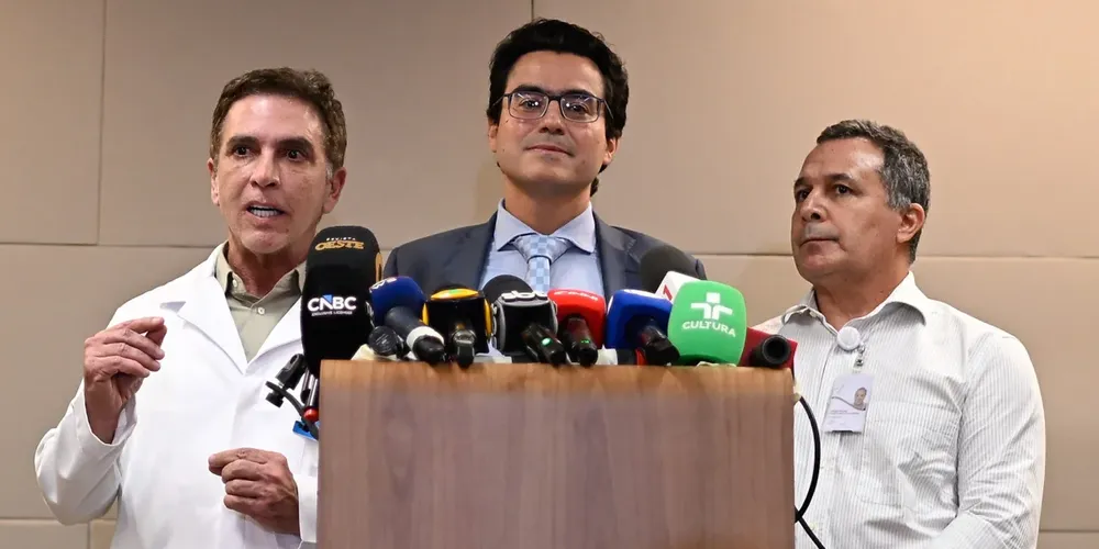 Os médicos que acompanham o ex-presidente Jair Bolsonaro, Cláudio Birolini, Leandro Echenique e Brasil Caiado, concedem entrevista coletiva no auditório do Hospital DF Star