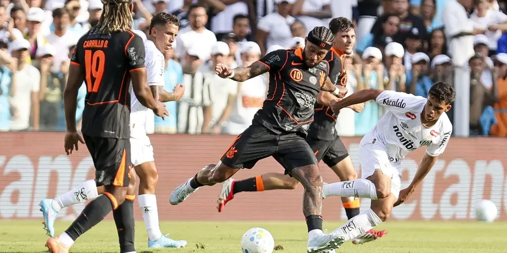 Memphis Depay tenta lance no clássico entre Santos e Corinthians