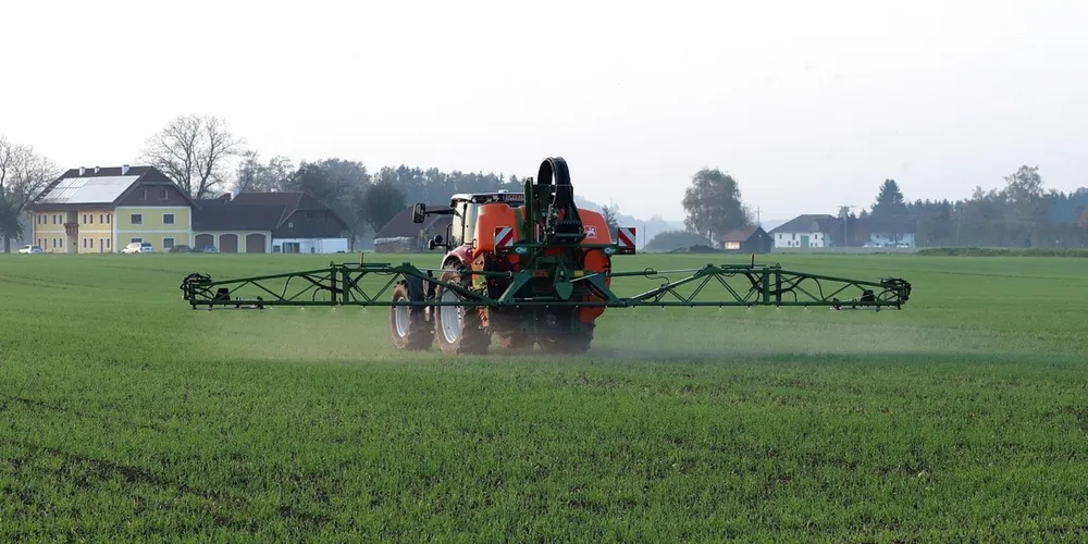 Pulverização de defensivos ganha intensidade com a expansão da área potencial tratada, que já atinge 2,39 bilhões de hectares no Brasil