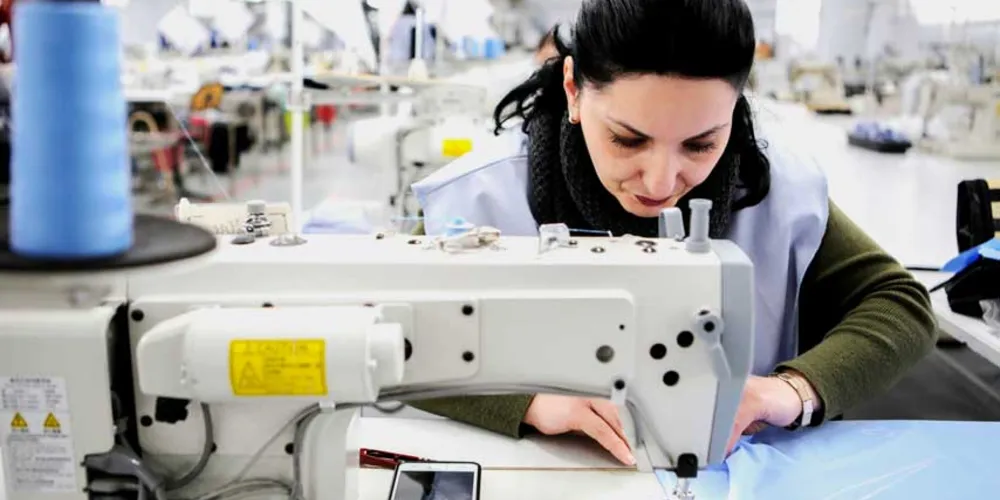 Costureira de máquinas industriais