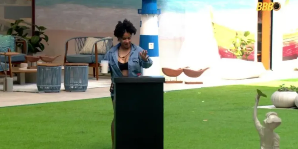 Momento em que Milena aperta o botão misterioso