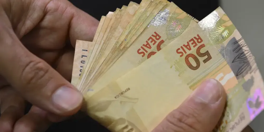 O crédito consignado é uma modalidade em que as parcelas são descontadas diretamente do salário do trabalhador, o que reduz o risco para os bancos