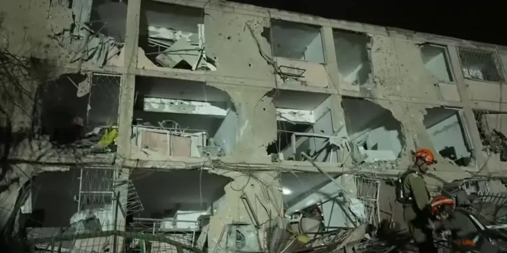 Míssil iraniano dexia dezenas de feridos no sul de Israel