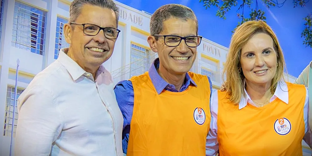 Miguel Sanches Neto, Ivo e Adriana durante as eleições da UEPG