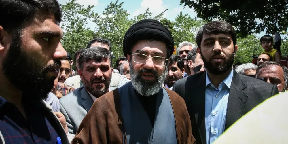 Mojtaba Khamenei (centro), filho do Líder supremo do Irã, o aiatolá Ali Khamenei, é fotografado durante um protesto que marca o Dia de Al-Quds (Dia de Jerusalém), na última sexta-feira do mês sagrado muçulmano do Ramadã