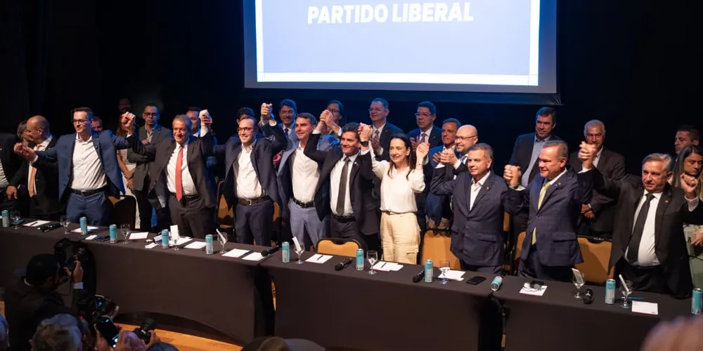 O evento de filiação de Sergio Moro e Rosângela Moro ao Partido Liberal (PL) contou com a presença de importantes lideranças nacionais da sigla, como o senador Flávio Bolsonaro e o presidente do partido, Valdemar Costa Neto