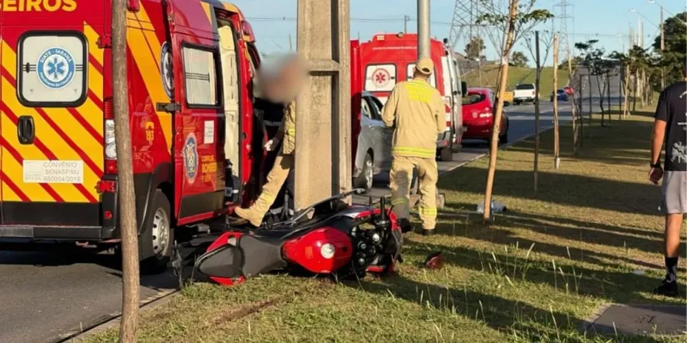 Segundo socorristas, o motociclista estava consciente no momento do atendimento, mas havia tido o braço amputado