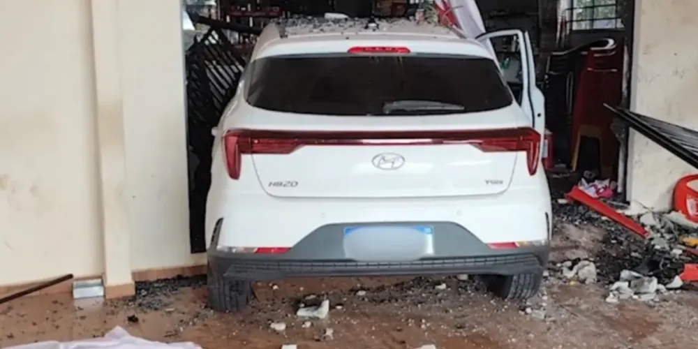 Carro após invadir mercearia