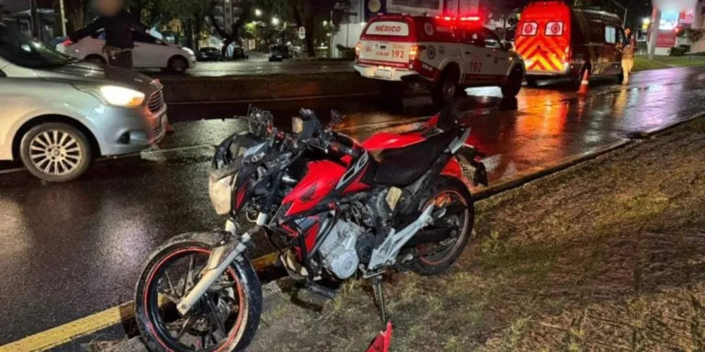 Veículo do motociclista ficou parcialmente destruído em acidente no Batel. Ele ficou gravemente ferido e foi levado ao Hospital Evangélico