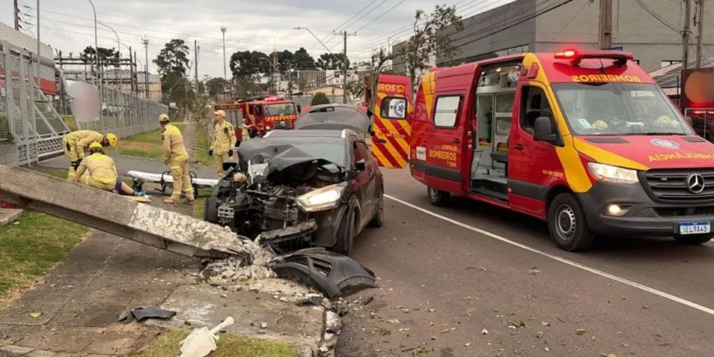 Carro ficou destruído após lesão