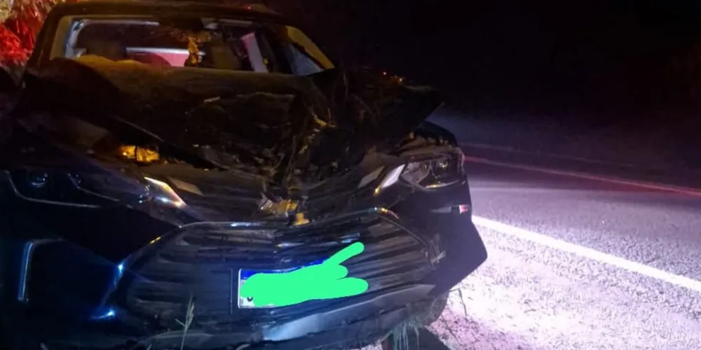 O acidente resultou em danos materiais e ferimentos leves no passageiro do Gol