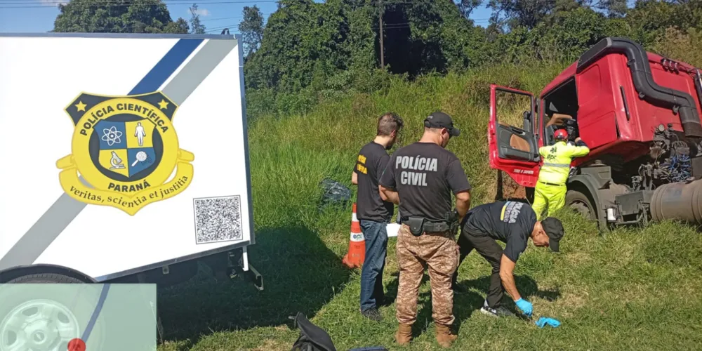 A vítima conduzia um caminhão trator Scania vermelho com placas de Caxias do Sul (RS)