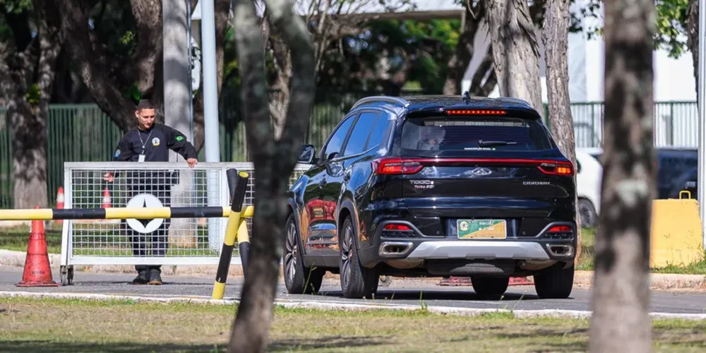 Devido ao ocorrido, o acesso da imprensa às instalações da Residência Oficial da Presidência da República está temporariamente interrompido