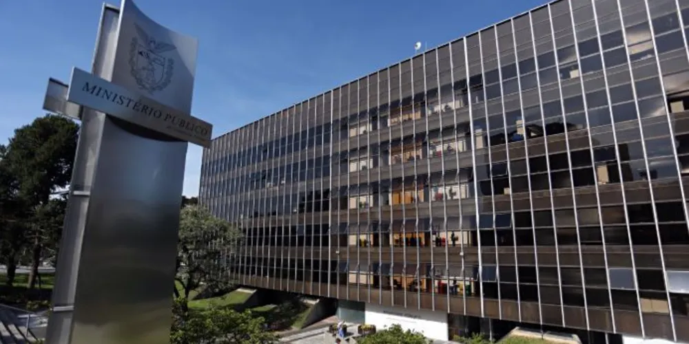 Foram cumpridos oito mandados de busca e apreensão e seis de prisão nas cidades de Ponta Grossa, Maringá e Curitiba