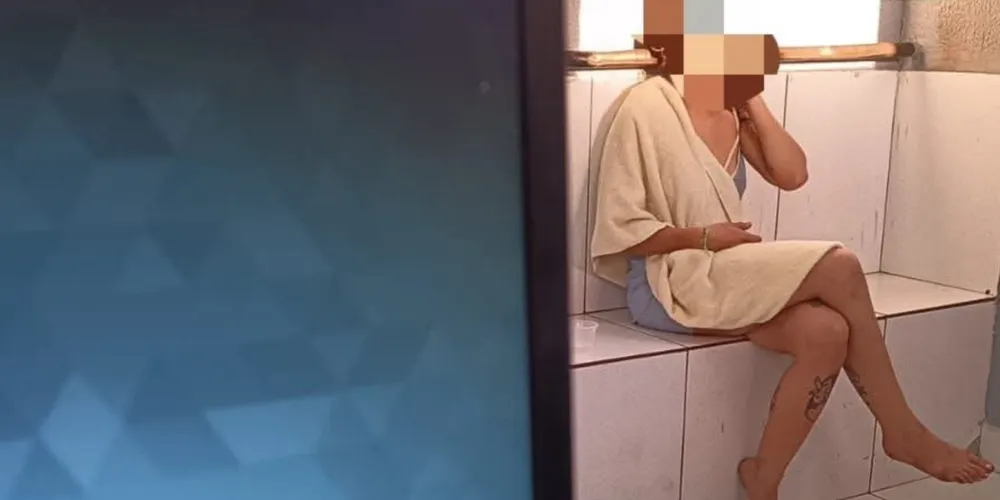 Mulher encoberta com a toalha