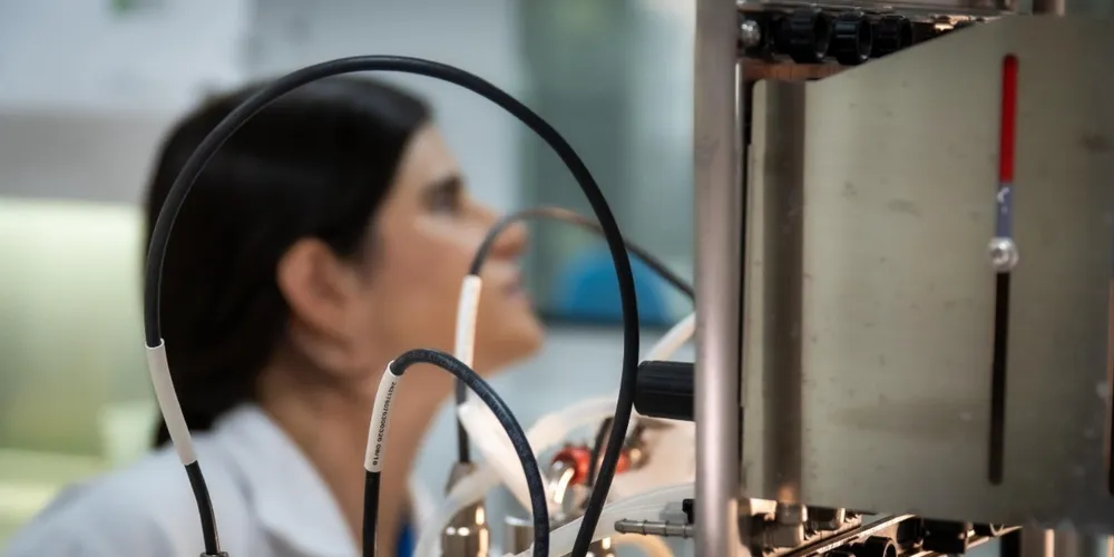 Mulher durante trabalho na indústria.