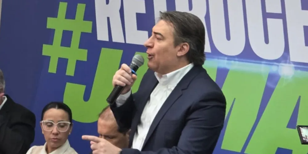 O deputado federal Fernando Giacobo em evento que encaminhou a desfiliação de 53 prefeitos paranaenses do Partido Liberal (PL)