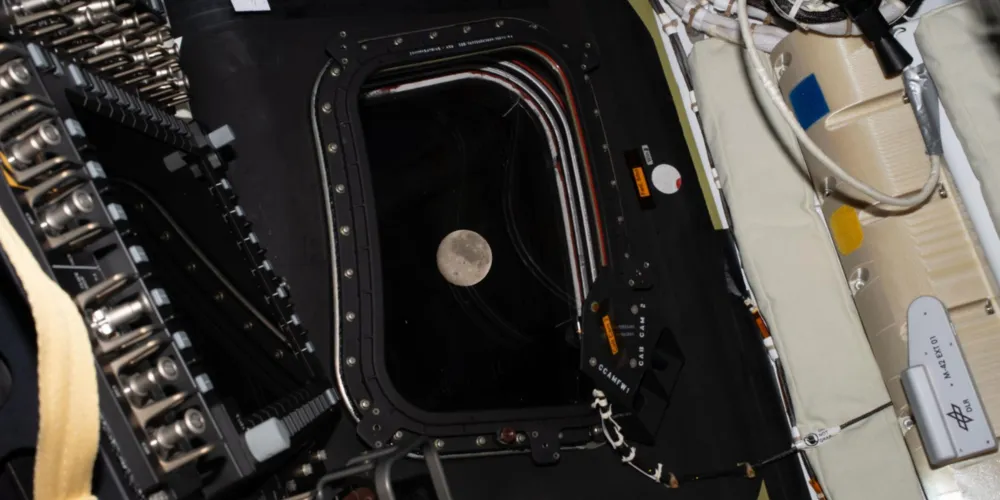 Registro da lua feito internamente da espaçonave