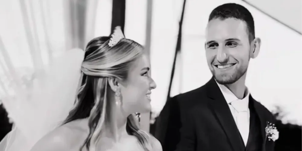 Matheus Vicente Correia e a esposa,  Ana Karolina Freitas, durante cerimônia