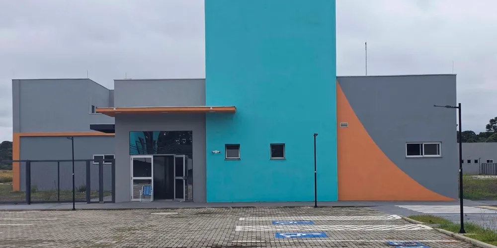 O hospital foi construído em um terreno de 46 mil metros quadrados, localizado na BR-476