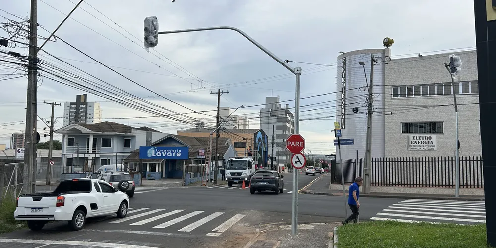 Os três semáforos do cruzamento entre a Avenida Balduíno Taques e Rua José do Patrocínio devem funcionar a partir de maio em Ponta Grossa.