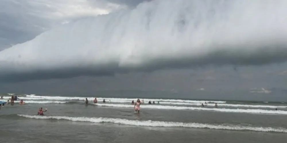 A formação que impressionou os banhistas do litoral sul de São Paulo é chamada de shelf cloud