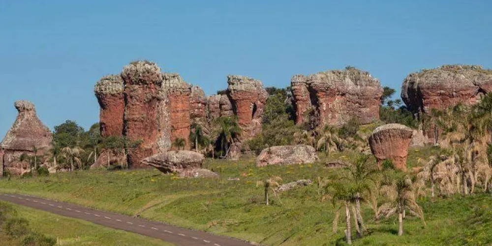 Entre os atrativos naturais, destacam-se o Parque Vila Velha e o Buraco do Padre como os principais pontos turísticos locais